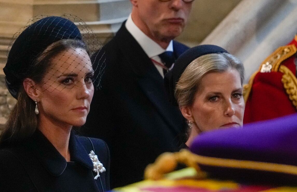 Meghan Markle y Kate Middleton juntas en la llegada de los restos de Isabel II a Westminster