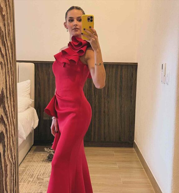 Mariana Rodríguez utilizó un vestido rojo con pelo recogido / Foto: Instagram