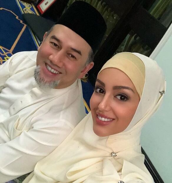Tras divorcio, el rey de Malasia duda ser el verdadero padre de su hijo 