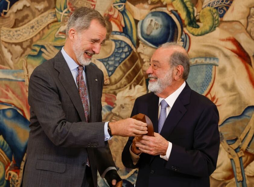 El rey Felipe VI entrega el premio Enrique Iglesias a Carlos Slim Helú en Madrid / EFE