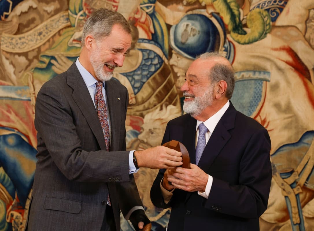El rey Felipe VI entrega el premio Enrique Iglesias a Carlos Slim Helú en Madrid / EFE