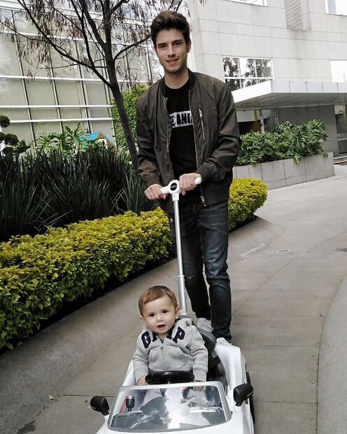 Nicolás, hijo de Ludwika Paleta y Plutarco Haza, comparte tiempo con su hermano Leo 