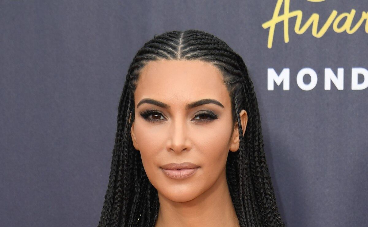 Kim Kardashian llega con máscara negra a fiesta de Balenciaga