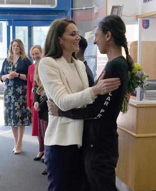 Kate Middleton da muestra de la fortaleza de sus piernas con unos cigarette trousers