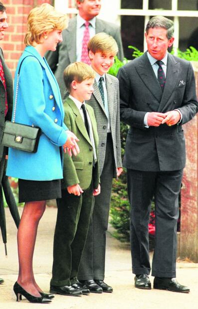 El príncipe Carlos llevaba a William y Harry a recoger basura en vacaciones