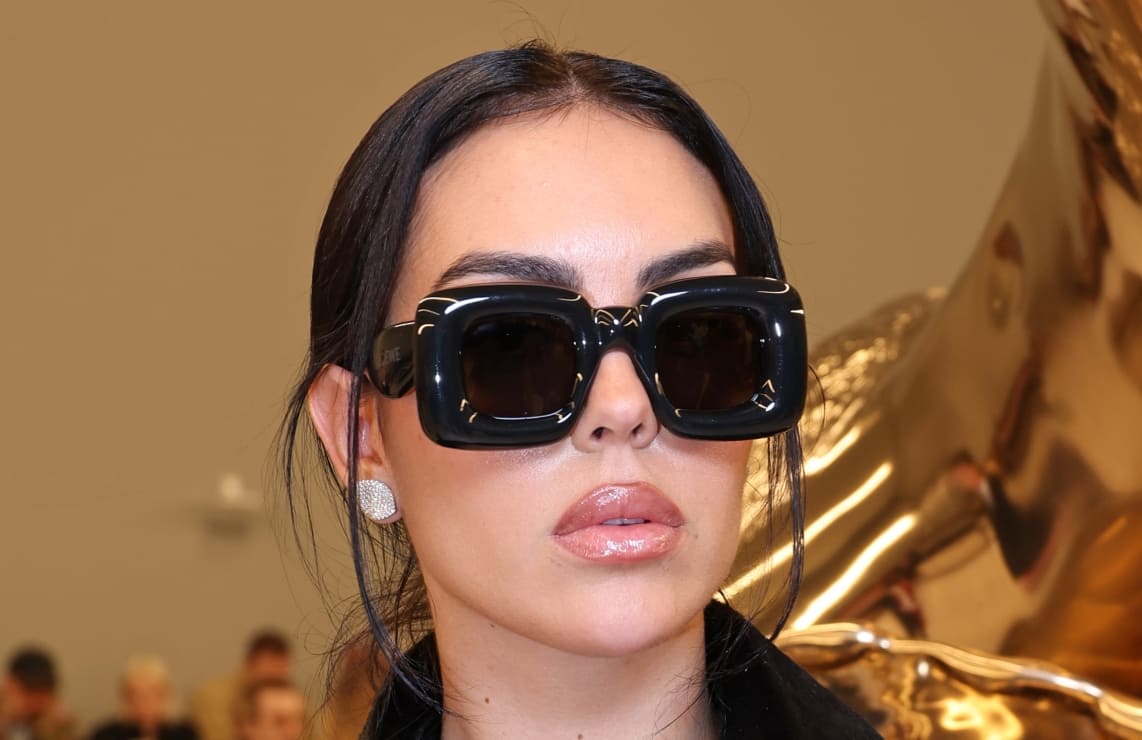 Georgina Rodríguez impacta con maxi gabardina y botas altas de 'borreguito'