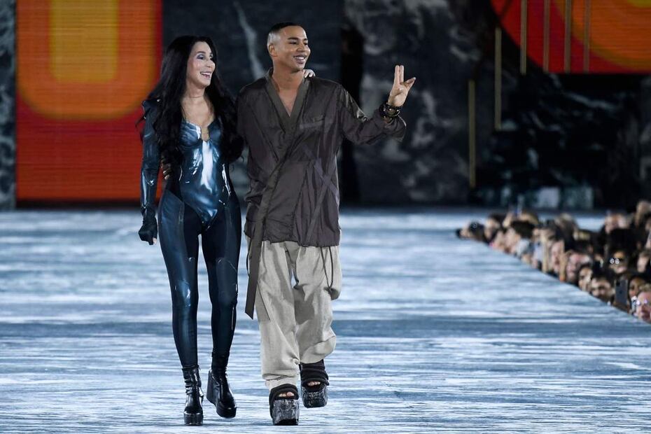 Cher desfila fabulosa, vestida con un ajustado traje, en la pasarela de Balmain