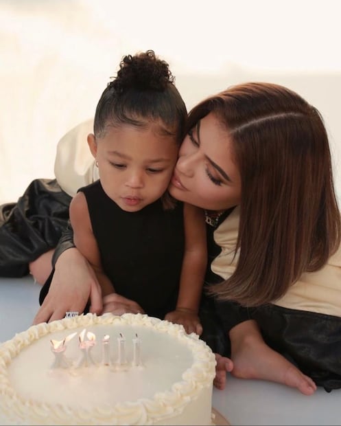El ajustado vestido de Kylie Jenner y los brillantes pegados en su escote