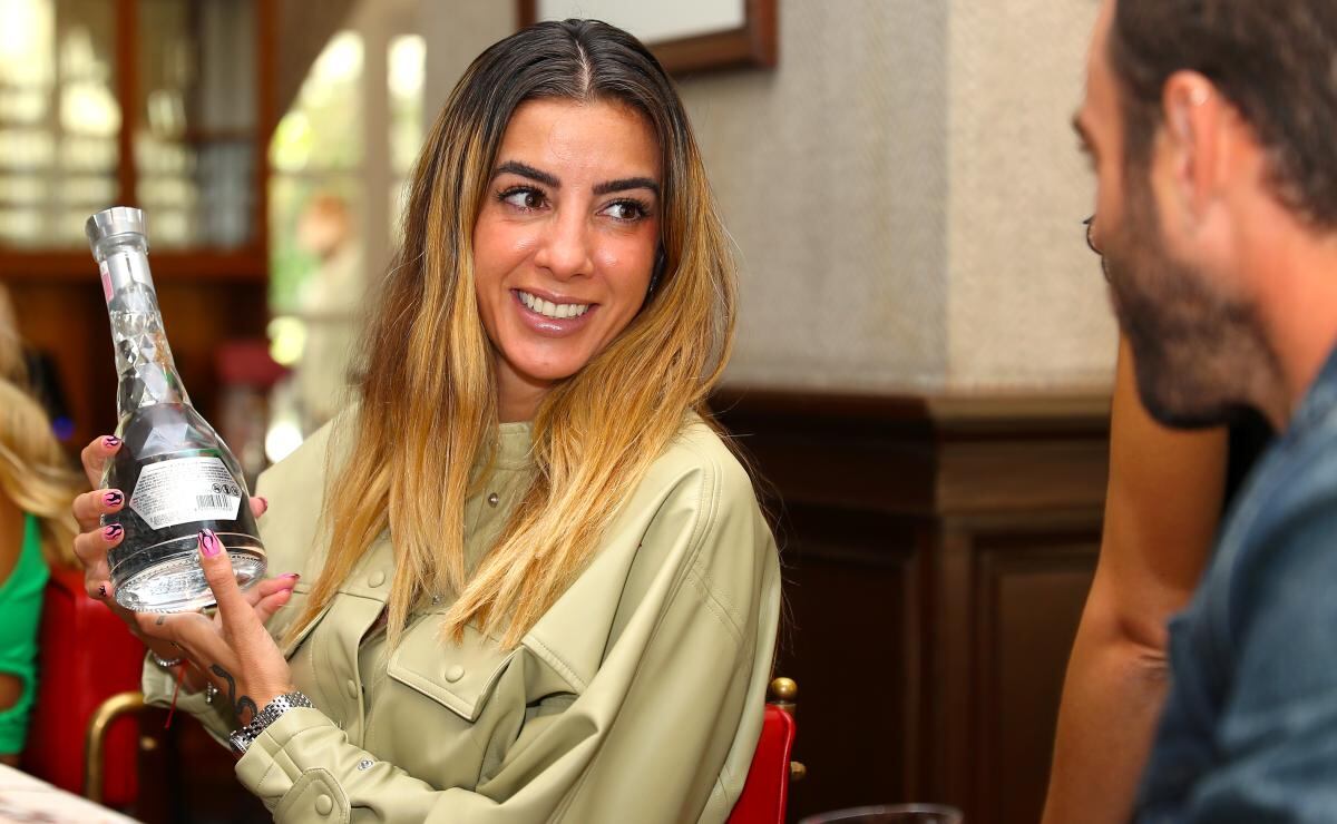 Karla Rojo de la Vega en presentación de brandy cristalino