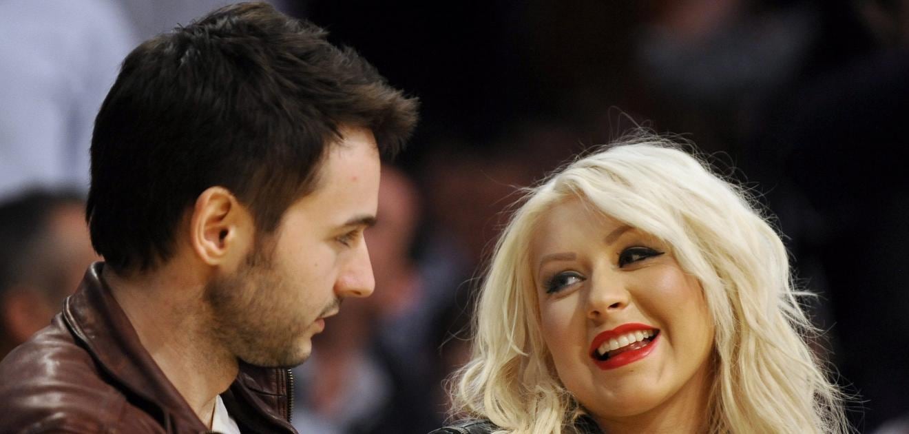 <p>Matthew Rutler y Christina Aguilera durante un juego de la NBA. <strong>Fotos: Archivo/Facebook</strong></p>