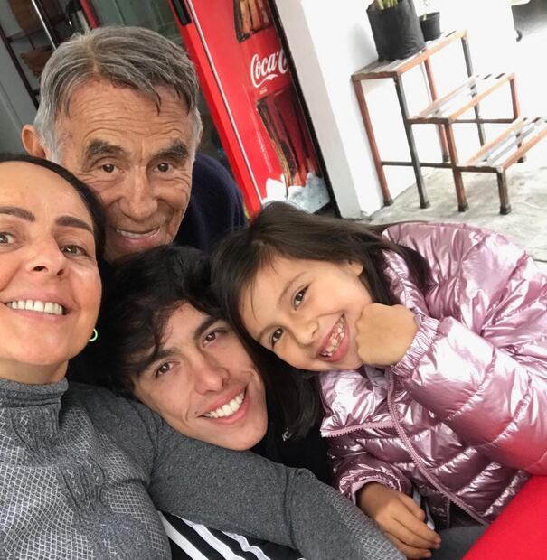 La conmovedora historia familiar de Héctor Suárez 