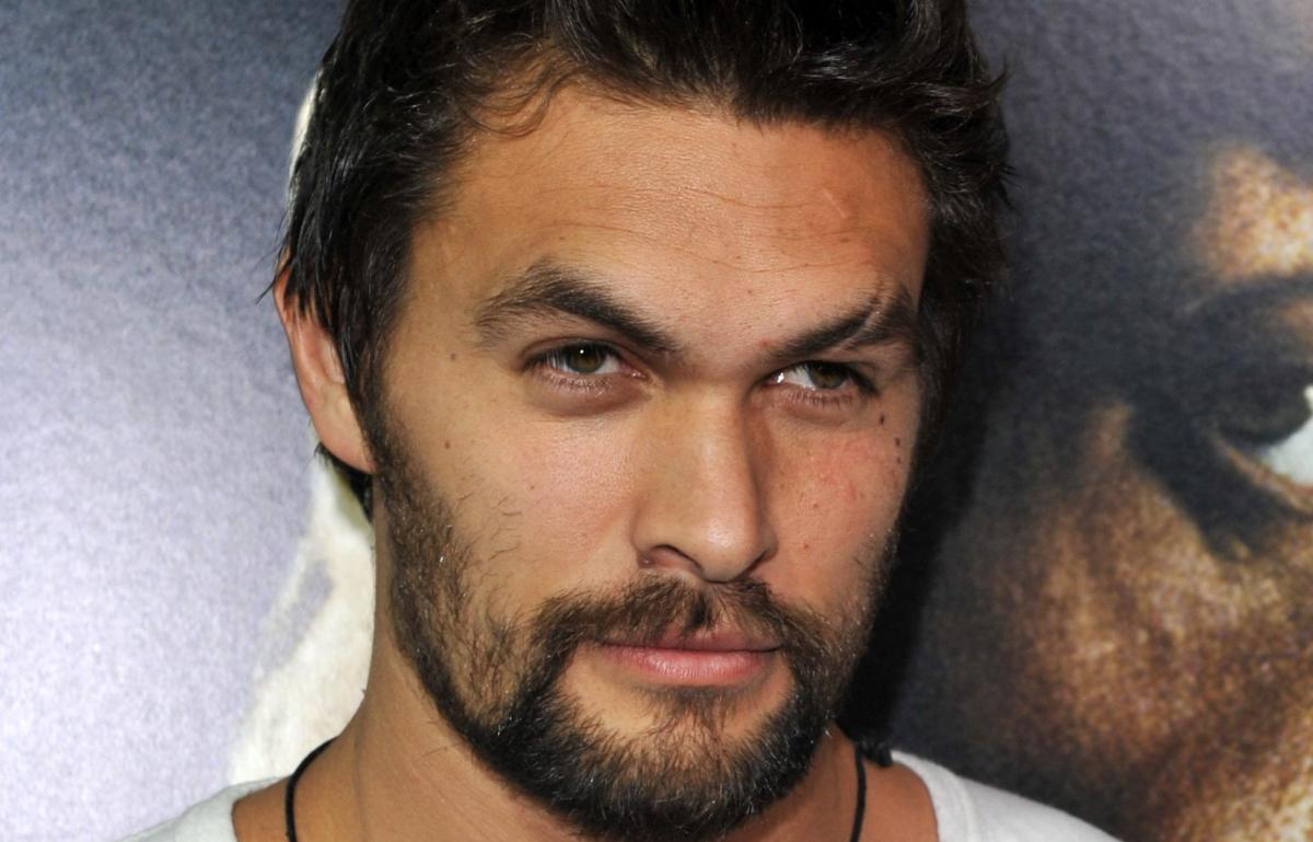 Jason Momoa deja nada a la imaginación mientras se va de pesca con sus amigos