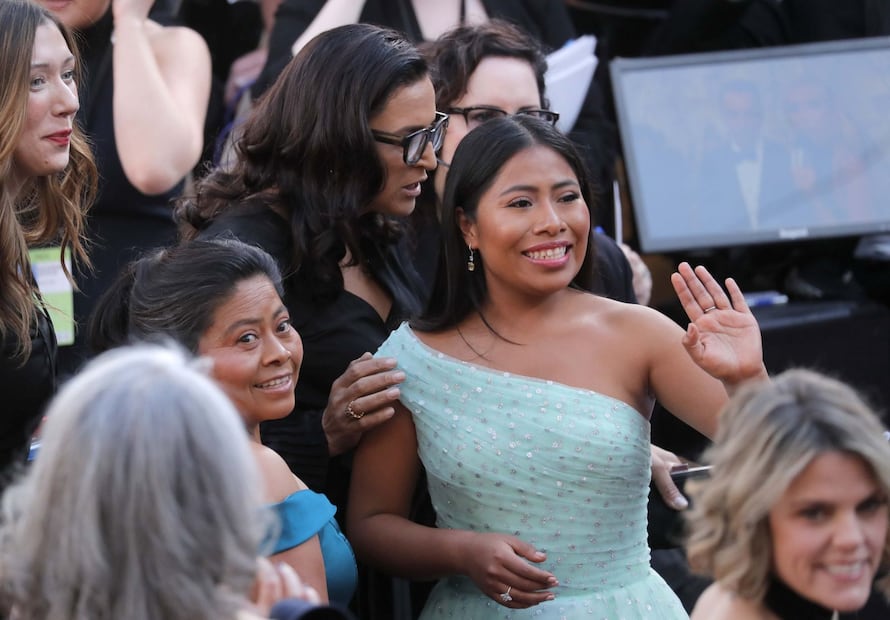 Yalitza Aparicio llega a los Oscar acompañada de su mamá 