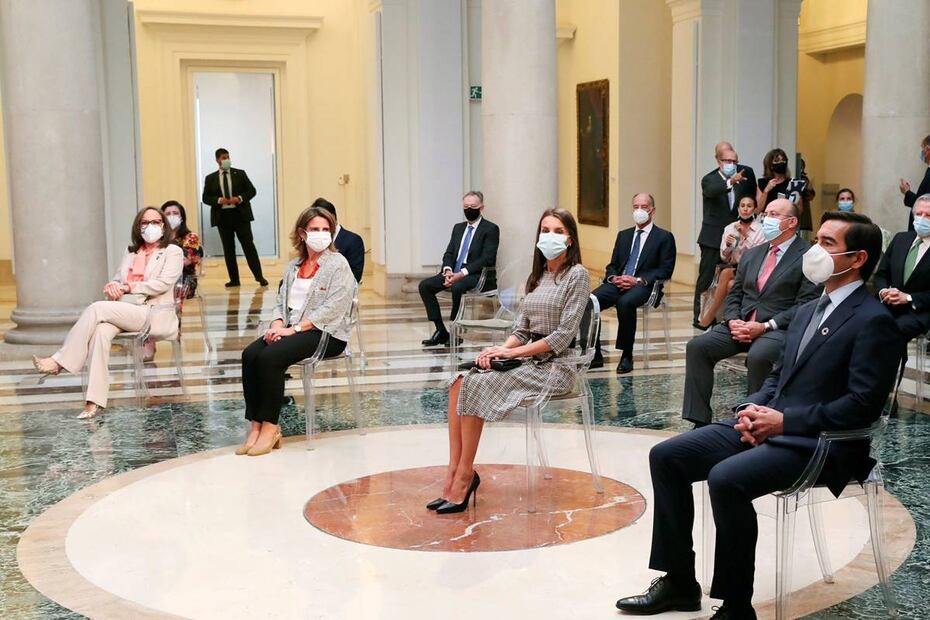 La reina Letizia copia a Sarah Jessica Parker y sorprende con look reciclado