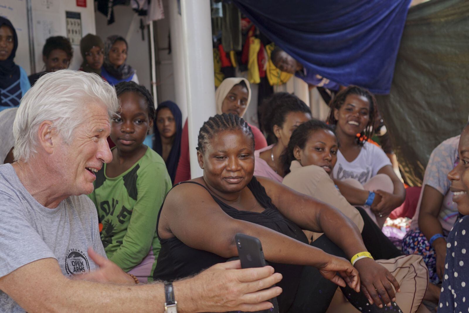 Richard Gere lleva alimentos a 121 inmigrantes varados en el mar 