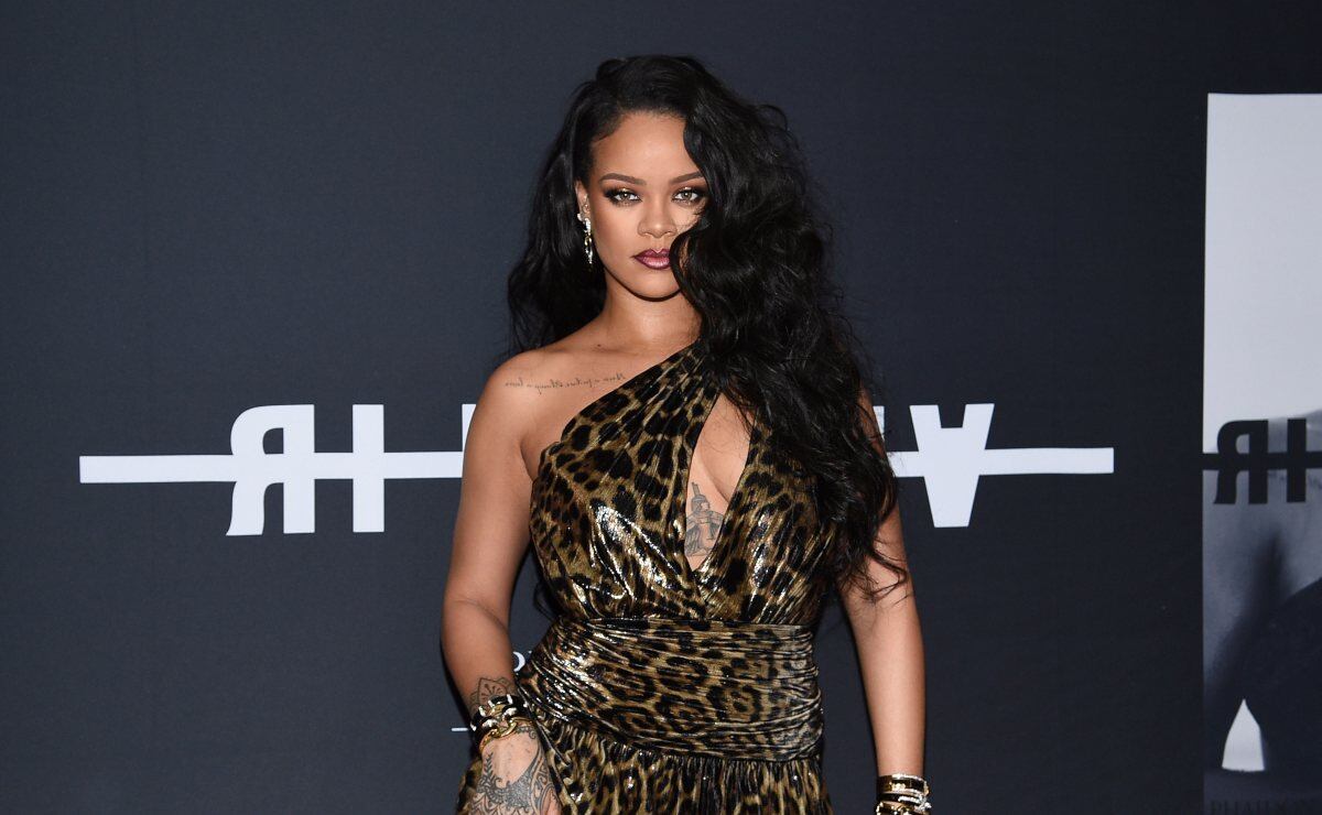 Las zapatillas Balenciaga que enamoraron a Rihanna y causaron memes