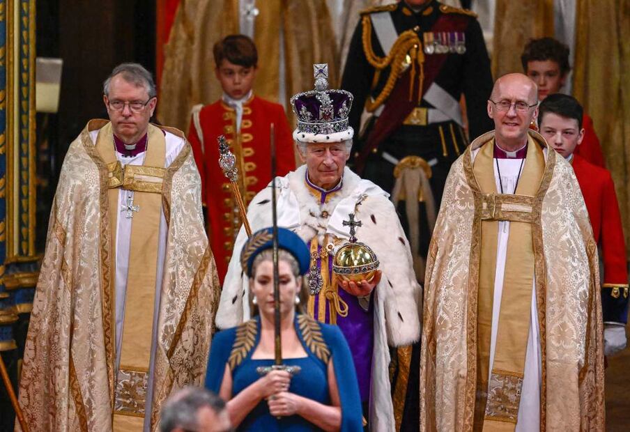 Quién es la mujer que cargó la espada en la coronación de Carlos III 