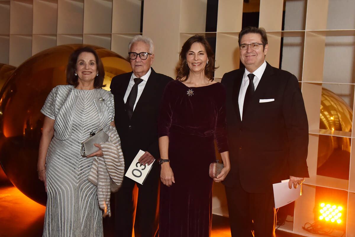 Ana María Gómez y Ernesto Almada con Isabel y Agustín Coppel. (Foto: Memo Treviño)