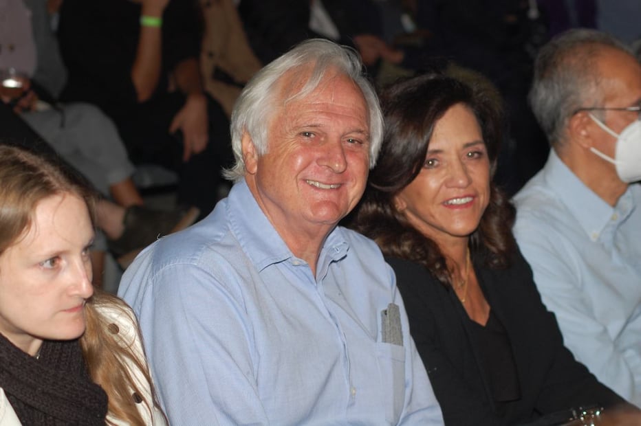 Jesús Sesma y Marcela Colokuris asisten juntos al estreno de Broadway in the Park