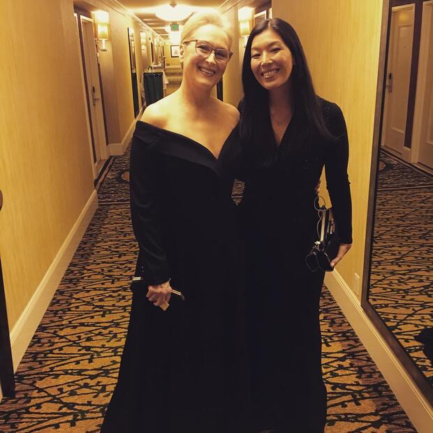 ¿Quién es la guapa activista que acompañó a Alfonso Cuarón a los Golden Globes? 