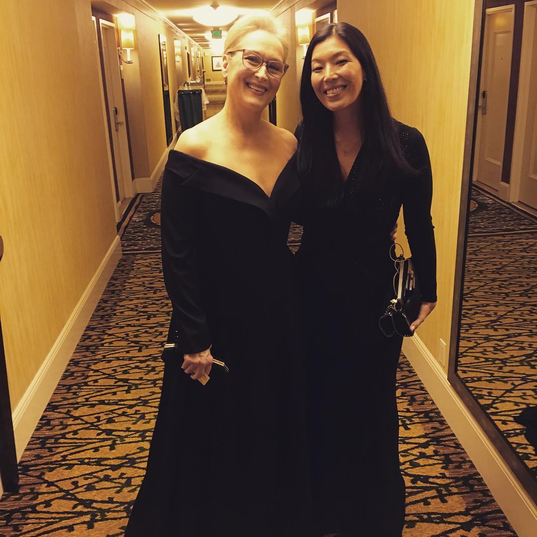 ¿Quién es la guapa activista que acompañó a Alfonso Cuarón a los Golden Globes? 