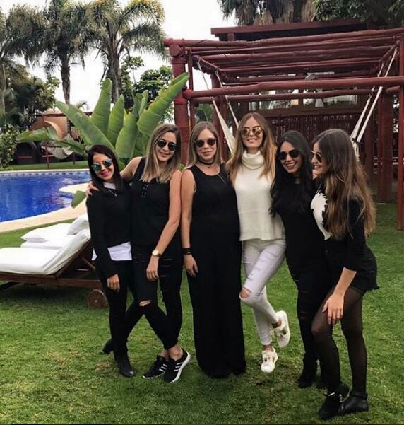 Ximena Navarrete disfrutó de su primera despedida de soltera 
