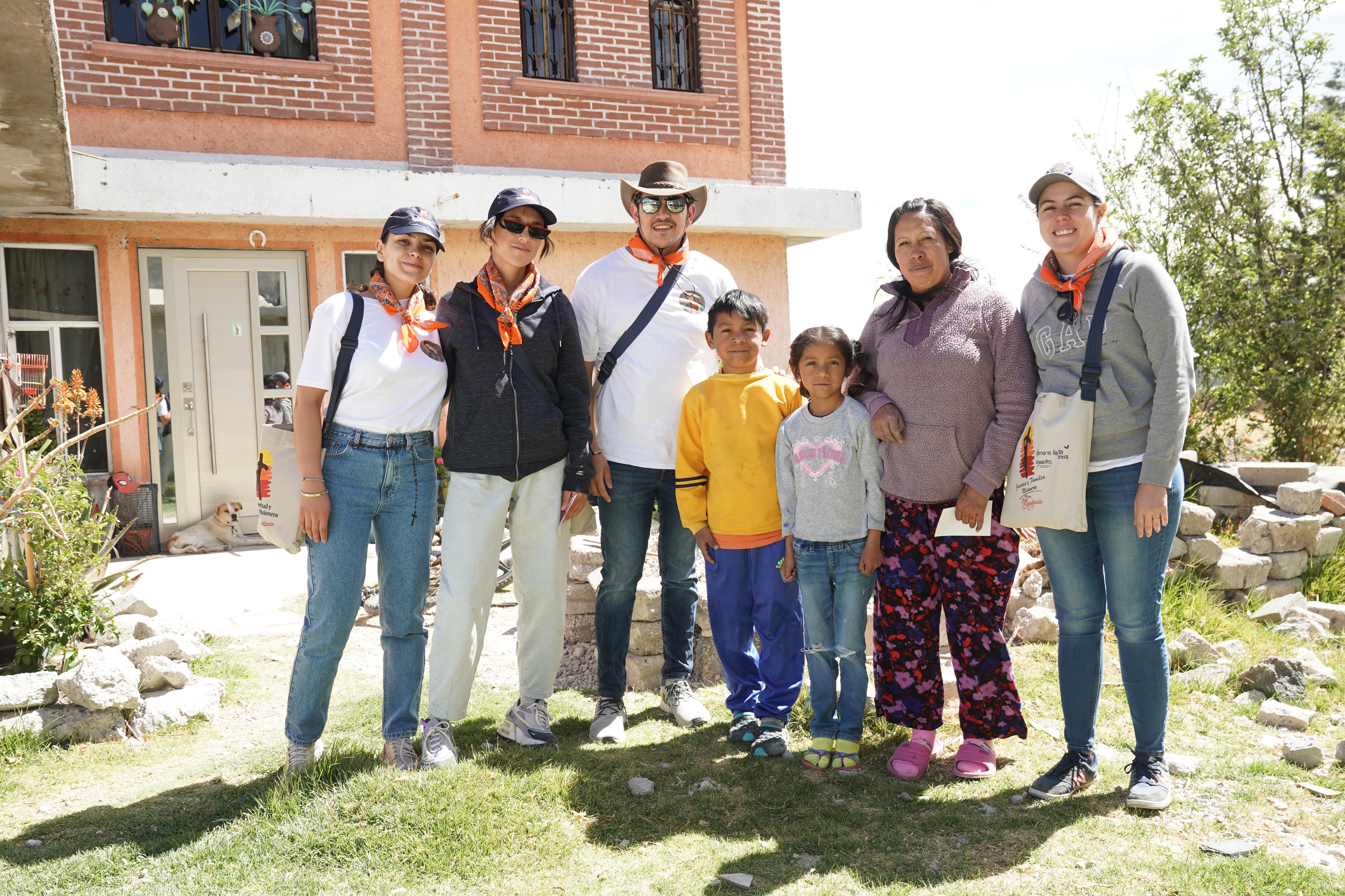 Jennifer y Brenda Santos, Luis Manuel Fuentes, Pablo, Ángeles y María de los Ángeles Vilchis con Verónica Solórzano. (Foto: Héptor Arjona)