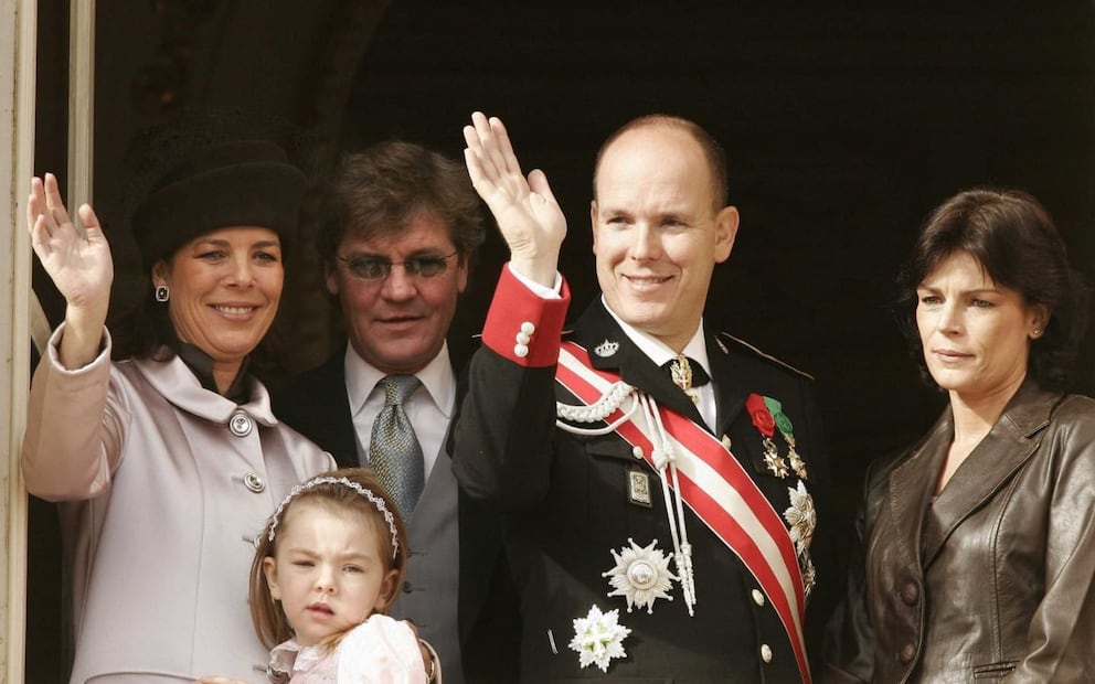 La princesa Carolina, su hija Alexandra, Ernesto de Hannover, el príncipe Alberto y Estefania de Mónaco en 2004 / Foto: AFP