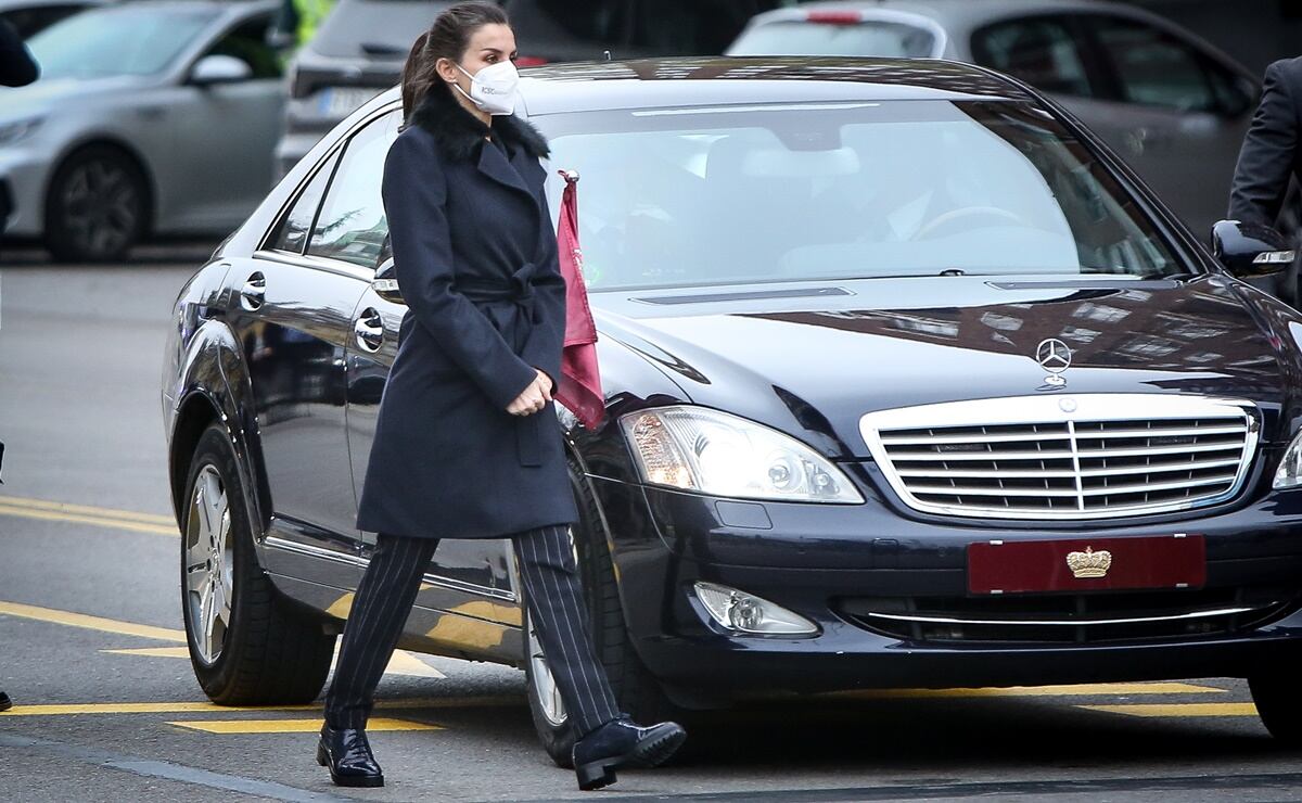 Letizia de España con un look parecido al de su esposo, el rey Felipe