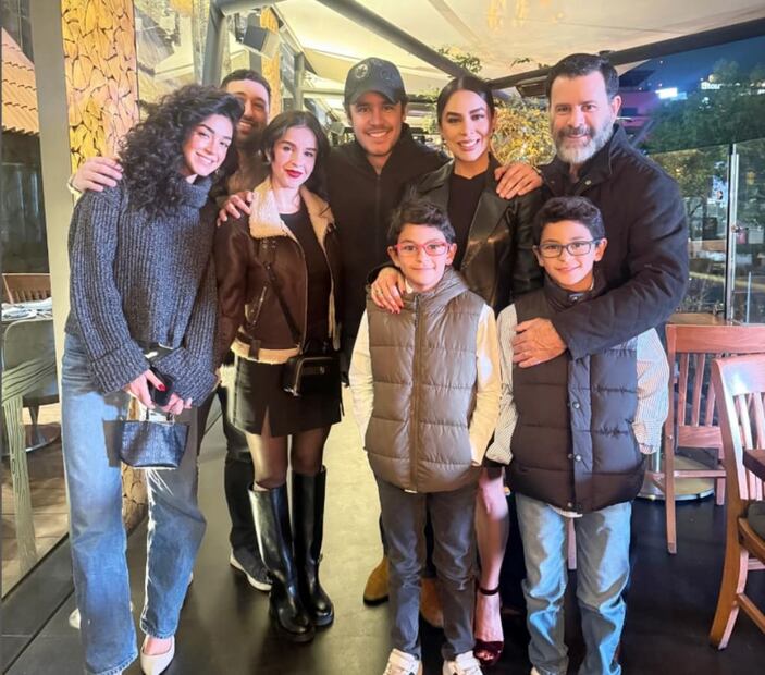 Ale Capetillo, su prometido Nader, Ana Paula, Eduardo Jr., Biby, Eduardo y los mellizos Manuel y Daniel / Foto: Instagram