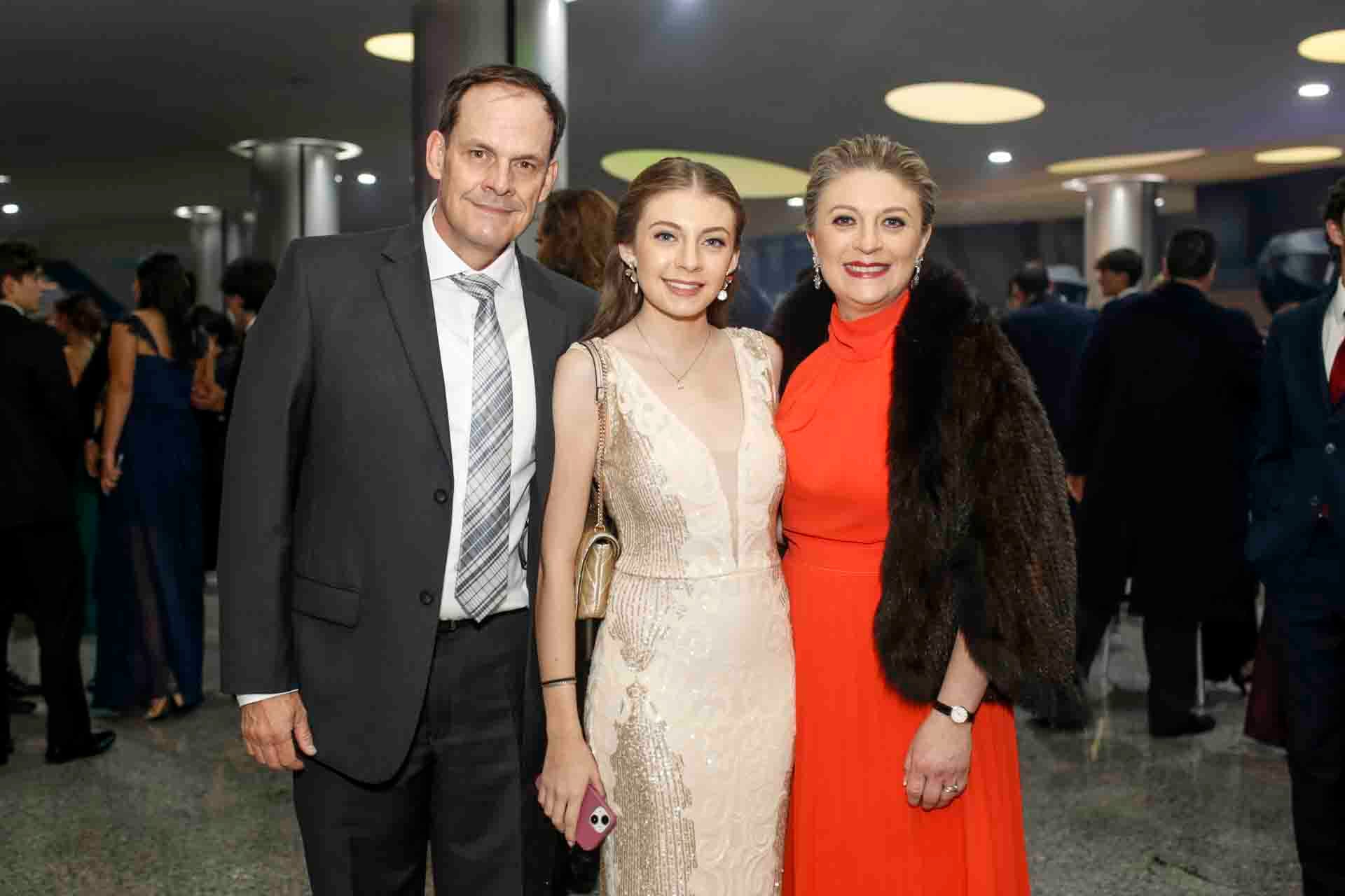 César y Mayte Velasco con Adriana Salmean. (Foto: Esteban Torreblanca)