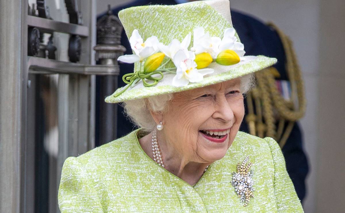 Isabel II captada muy sonriente en su regreso a actividades oficiales