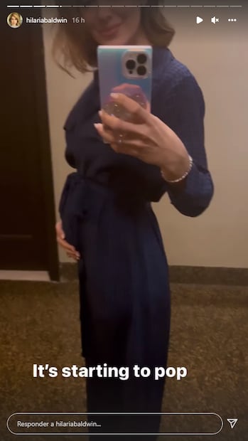 La esposa de Alec Baldwin presume el baby bump de su séptimo bebé