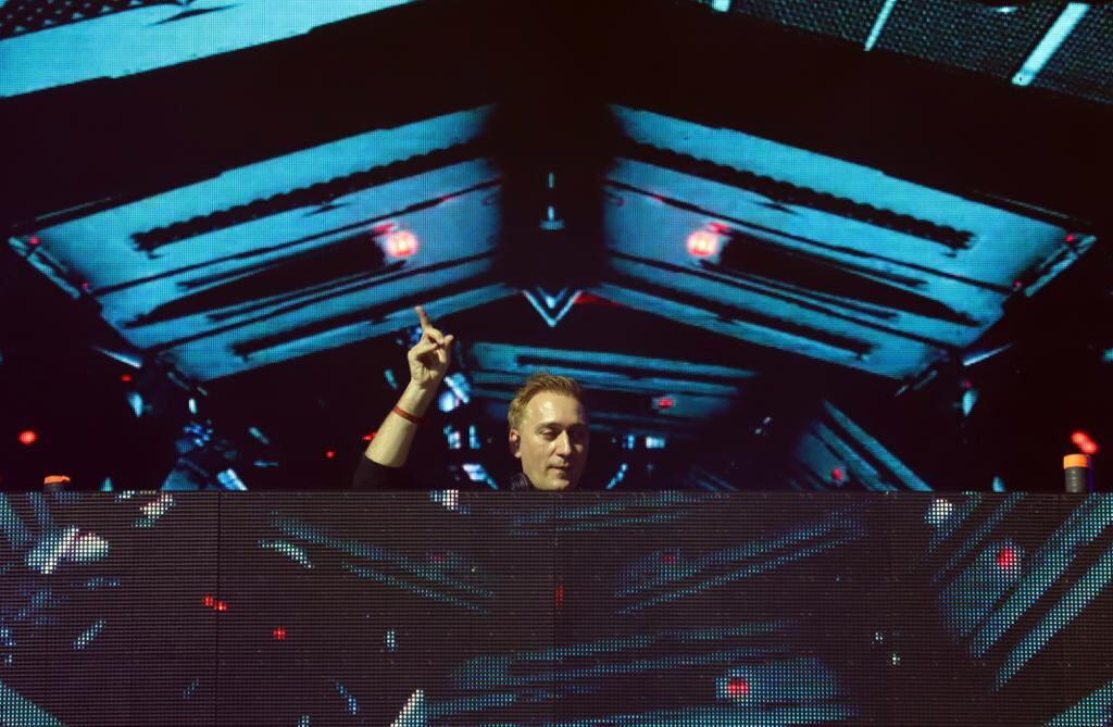 VIDEO: Miguel Alemán Magnani apoya a su hijo en su debut como DJ