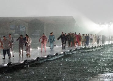 Desfile de Dolce & Gabbana en Venecia interrumpido por fuerte caída de granizo