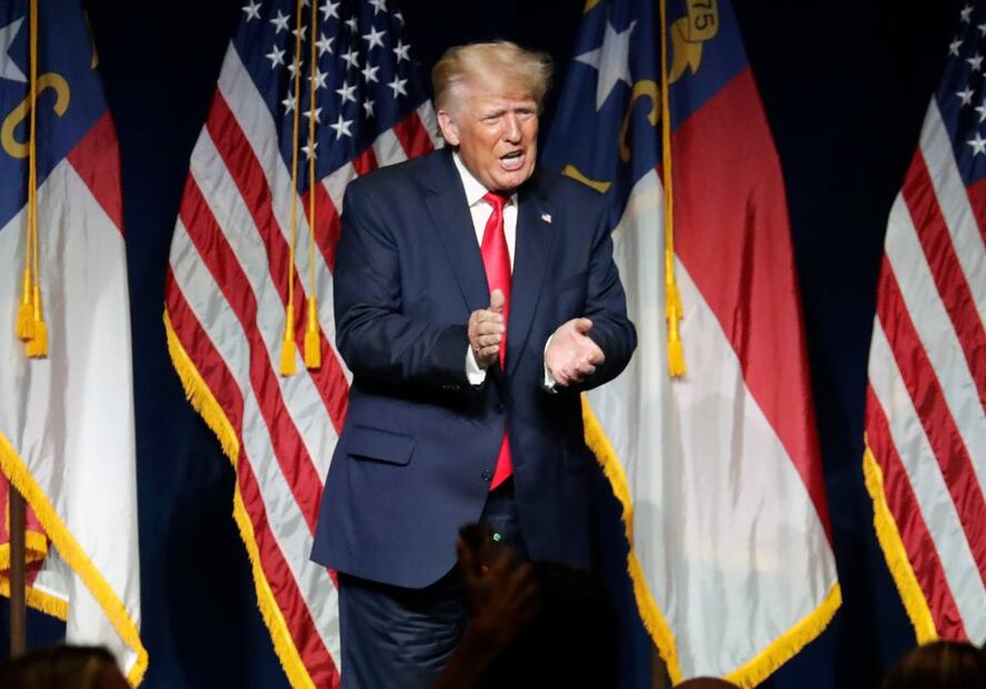 Donald Trump reaparece ¿con los pantalones al revés?