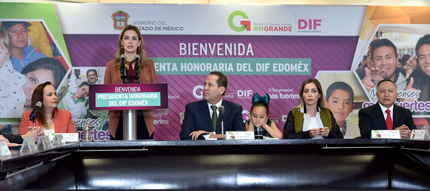 Eruviel Ávila, gobernador del Estado de México, presume su anillo de matrimonio