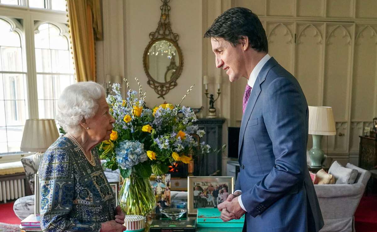 La reina Isabel II del Reino Unido aparece tras superar el Covid-19