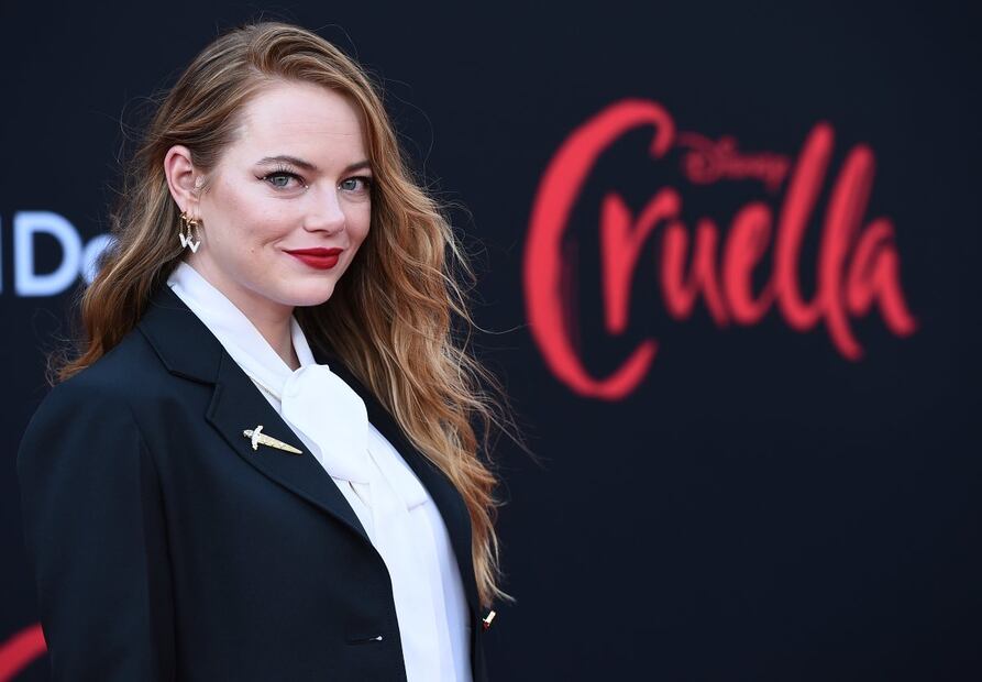 Emma Stone reaparece con look de Louis Vuitton en la alfombra roja de "Cruella"