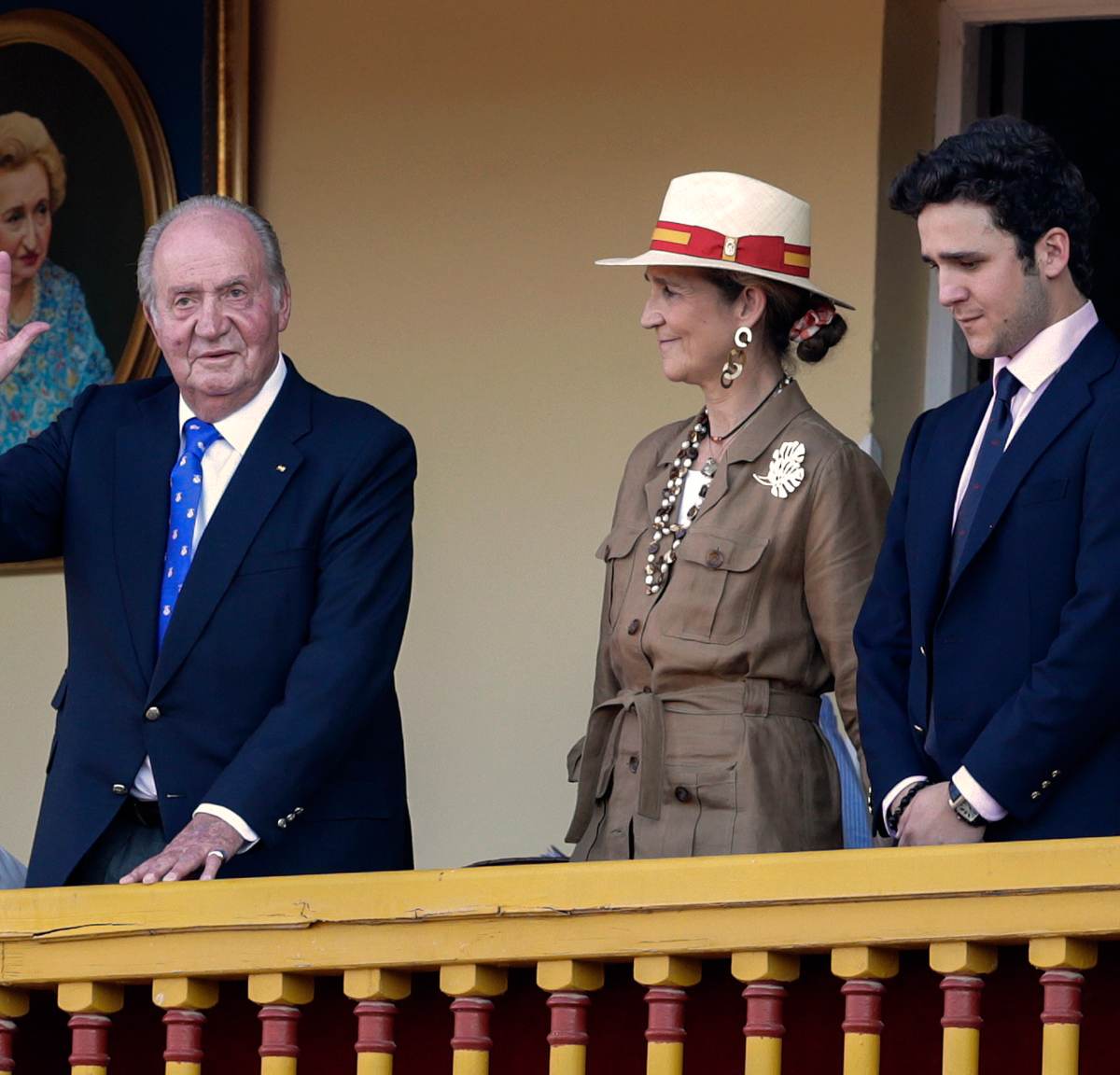La infanta Elena envía a su hijo Froilán a Abu Dabi con su abuelo el rey Juan Carlos