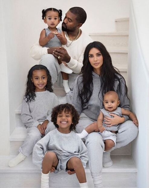 Lavar ropa y cocinar, las actividades de Kim Kardashian en esta cuarentena 