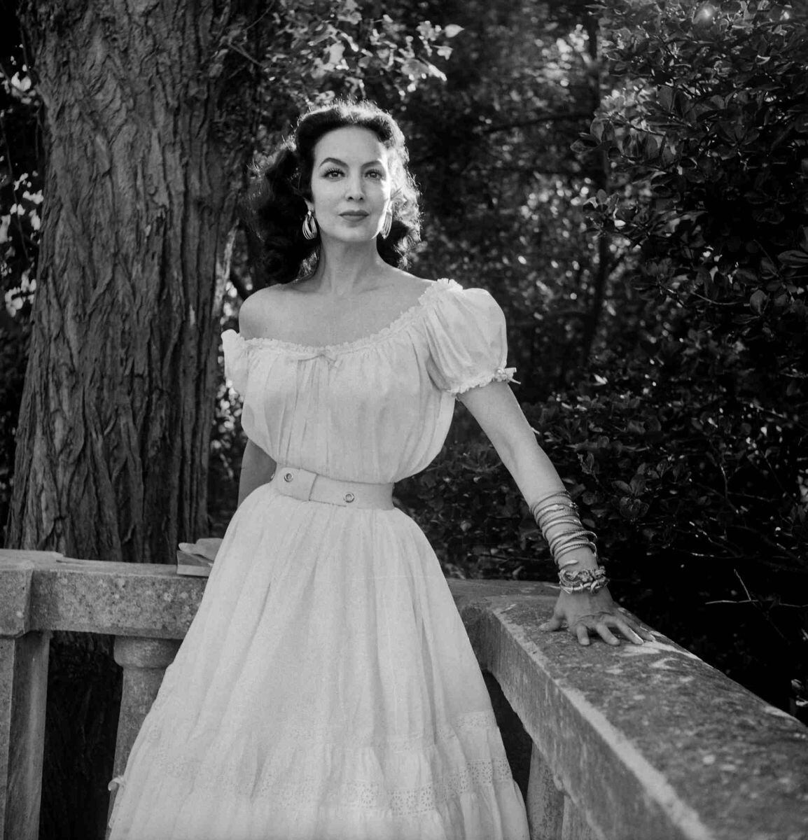 María Félix será interpretada por Sandra Echeverría en serie de Televisa Univisión