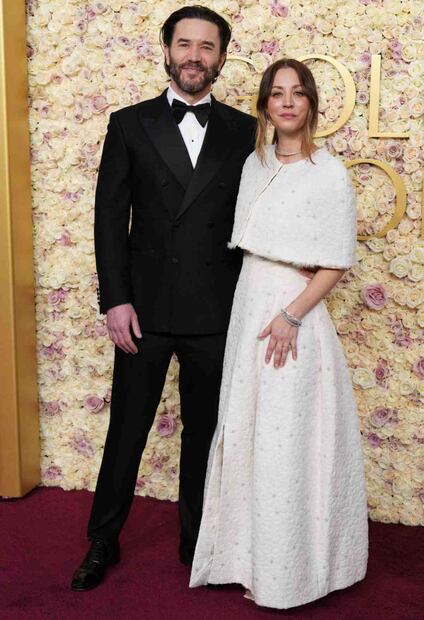 Tom Pelphrey y Kaley Cuoco / Foto: AP