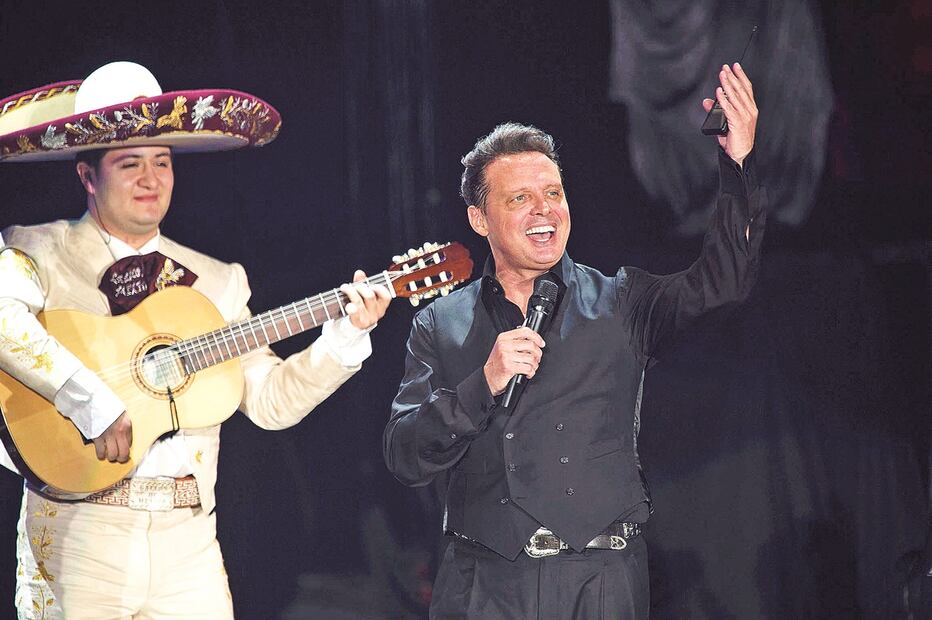 Luis Miguel se muestra muy cariñoso con una fan