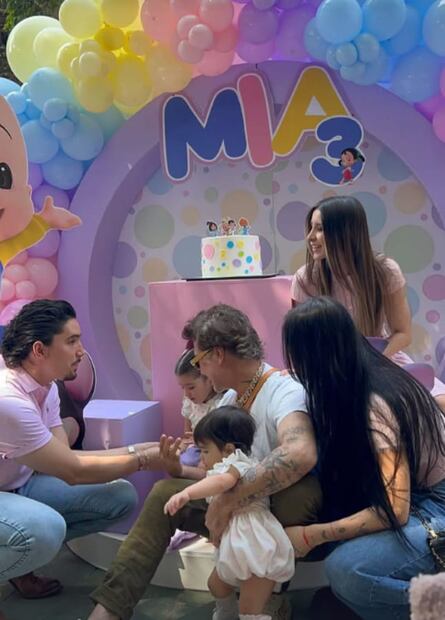Alex Fernández y Alexia Hernández con Mia y Nirvana, sus hijas / Foto: Instagram