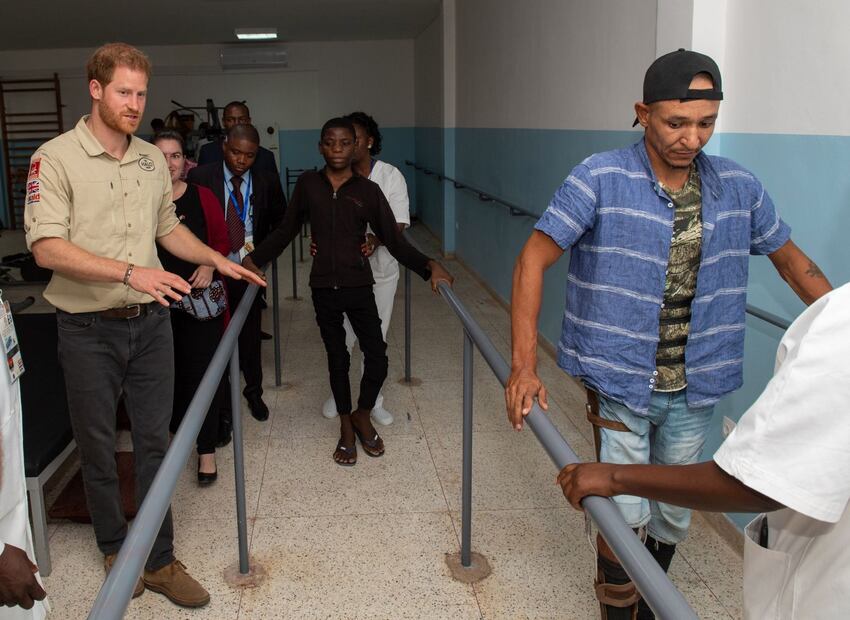 El príncipe Harry rinde homenaje a la princesa Diana al caminar por un campo minado en África 