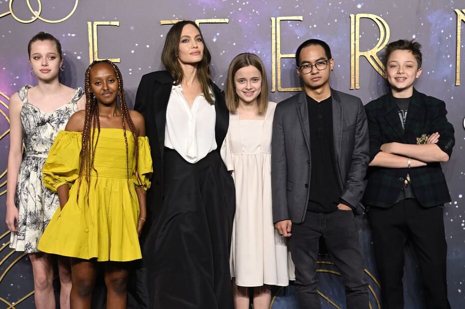 Angelina Jolie junto a Shiloh, Zahara, Vivienne, Maddox y Knox, sus hijos / Getty Images