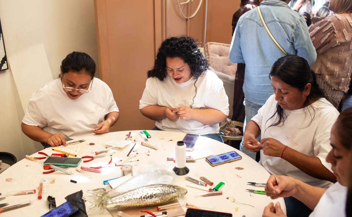 Algunas de las artesanas que trabajaron con Esmeralda Espinosa en la nueva colección 'Sea Shine' / Foto: Esteban Torreblanca