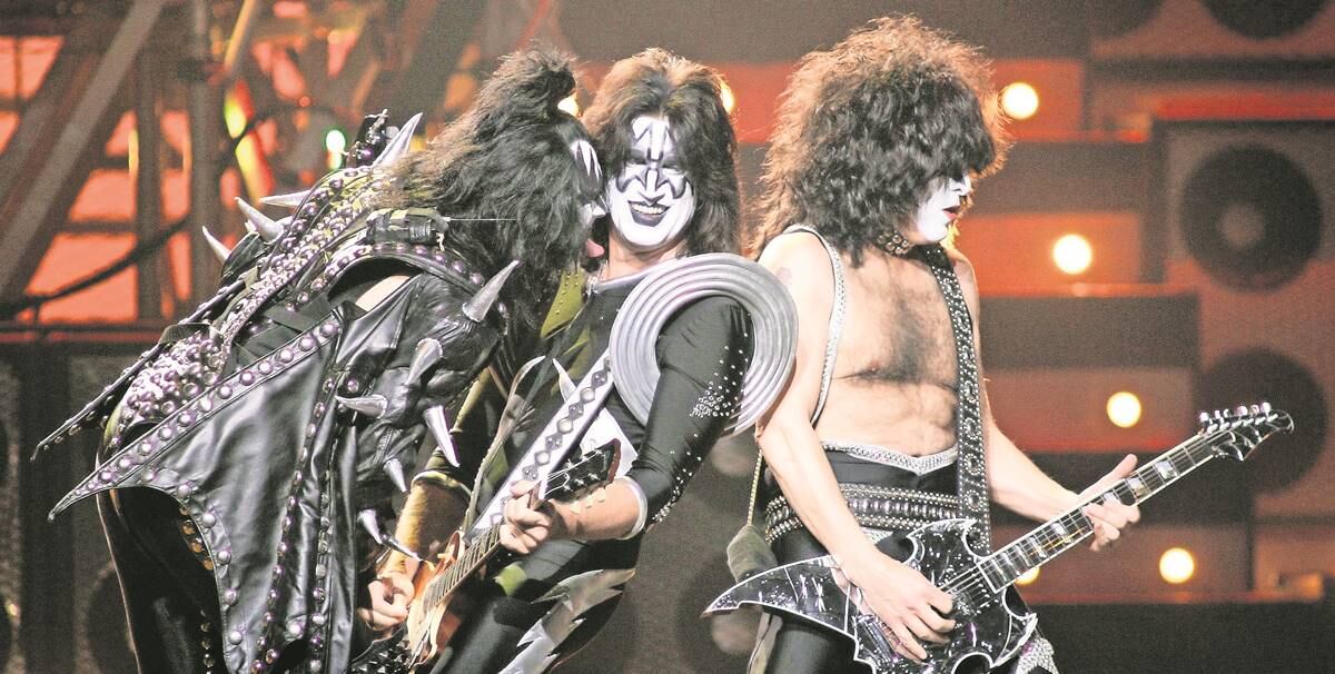 Gene Simmons recomienda quedarse en casa y pensar que afuera hay zombies