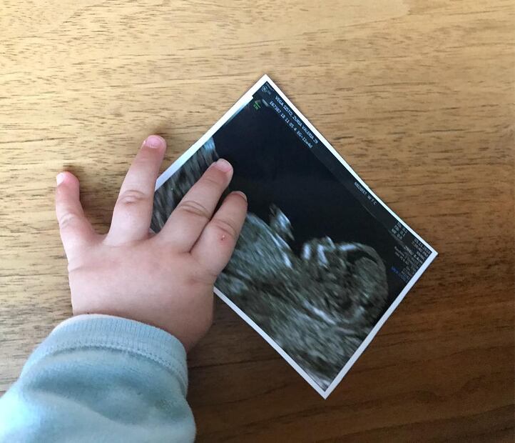 Lúa roba cámara al "decorar" el baby bump de Zuria Vega